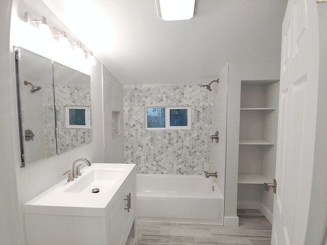 Building Photo - 2510 Jamaica Dr