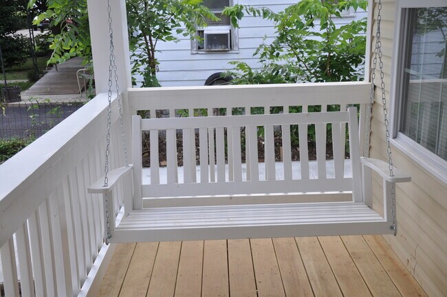 Building Photo - Big Brown - Walk to UK Pre-Leasing Now  Fa...
