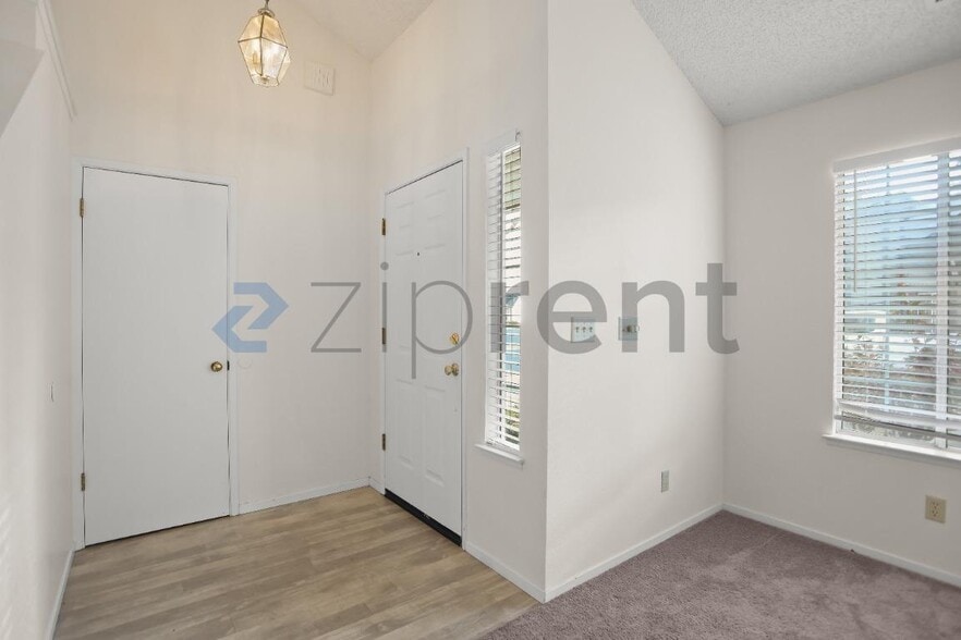 Building Photo - 8665 N Cedar Ave