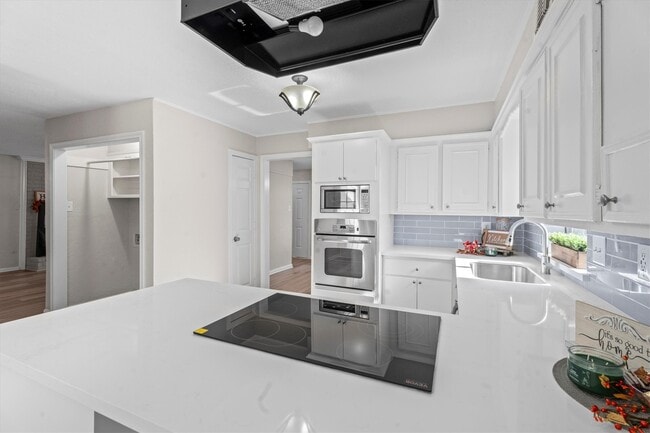 Building Photo - 16015 Southampton Dr