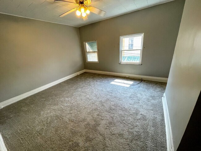 Building Photo - 2/3 bed 1 bath - South Oakland, newly updated, central air, washer/dryer