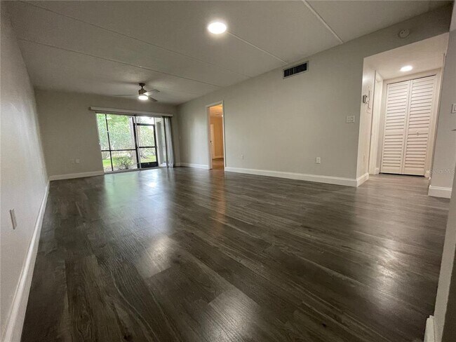 Building Photo - 211 Pine Ct