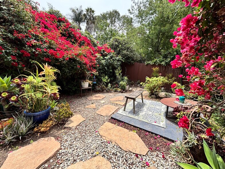 Upper Garden - 2528 Panorama Ter