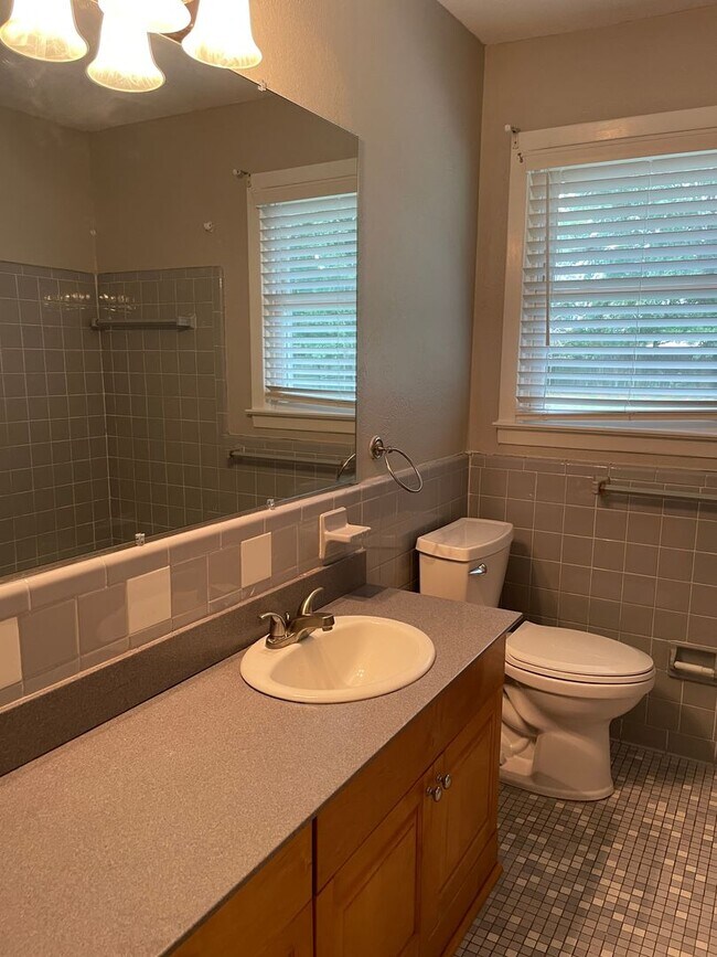 Building Photo - Cute 3 Bed 2 Bath with Fenced Yard