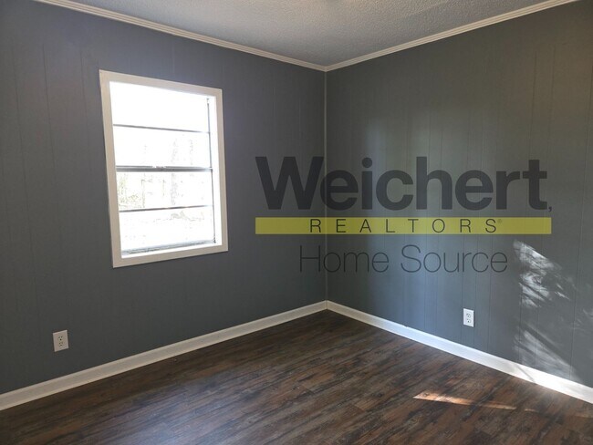 Building Photo - Freshly Updated 2-Bedroom on a Quiet Street