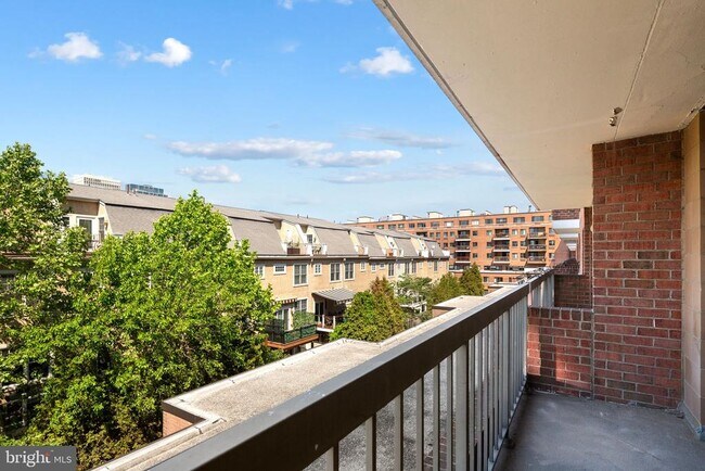 Building Photo - 200 Lombard St