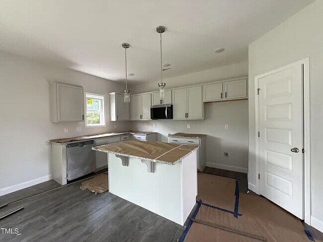 Building Photo - 4 Bedroom Home-Move in Special *$500 Visa ...
