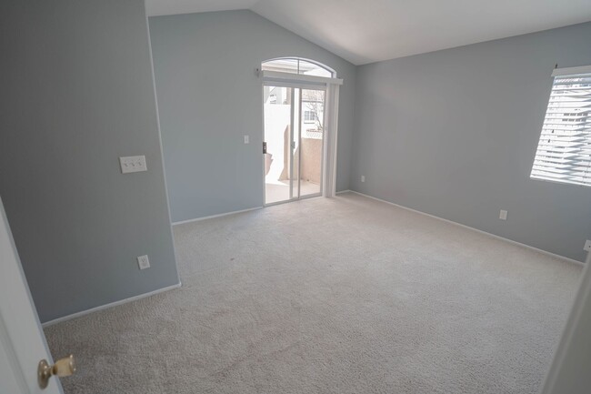 Building Photo - 2 Bedroom Condo with Loft in Canyon Country!