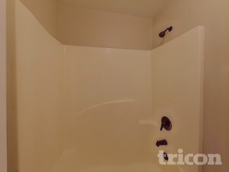 Building Photo - 910 Southfork Dr