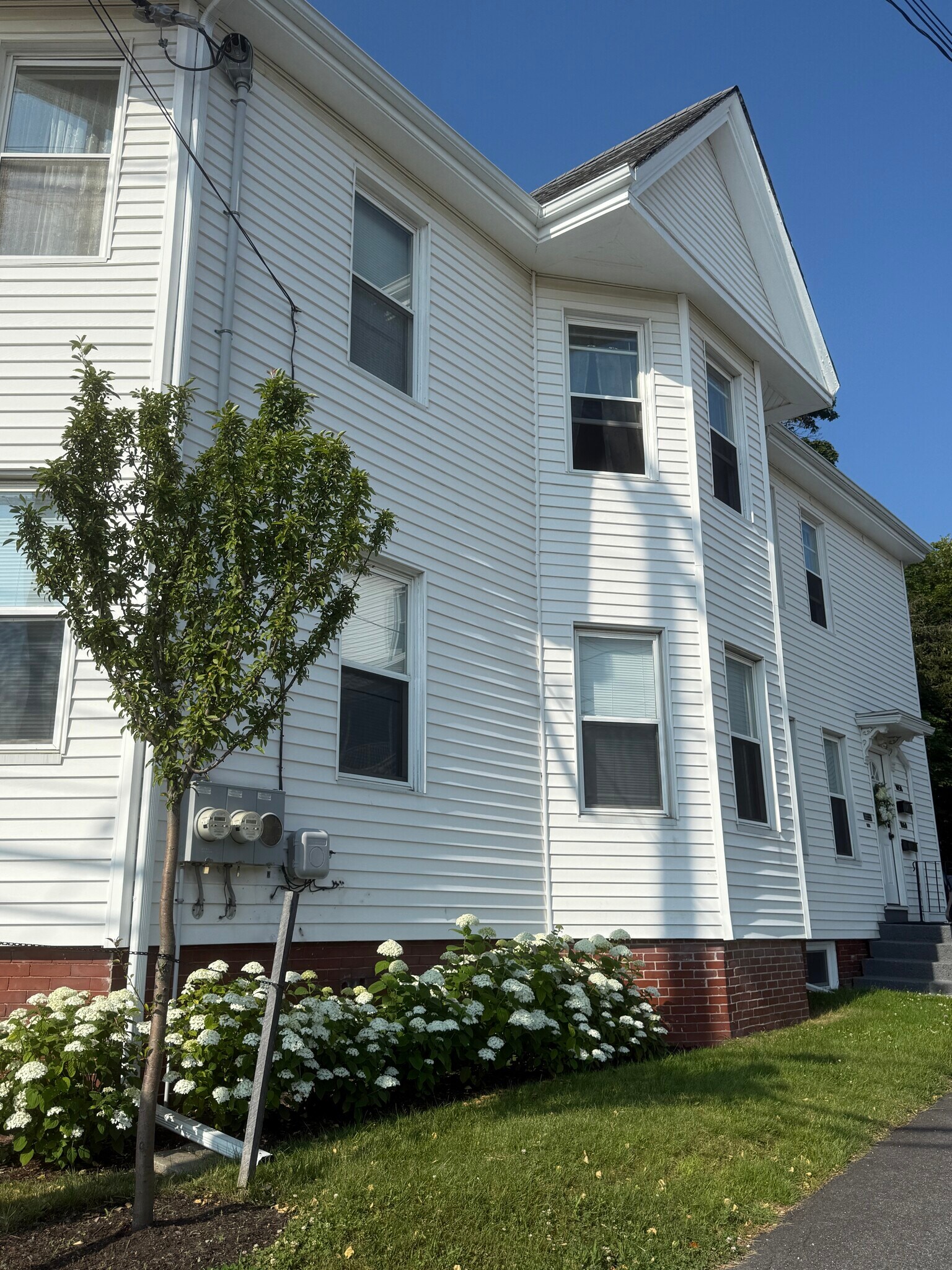 Building Photo - 1060 Forest Ave