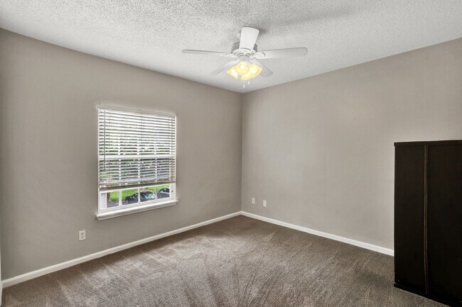 Building Photo - 3 bedroom/ 2 bathroom condo next to St Johns Town Center