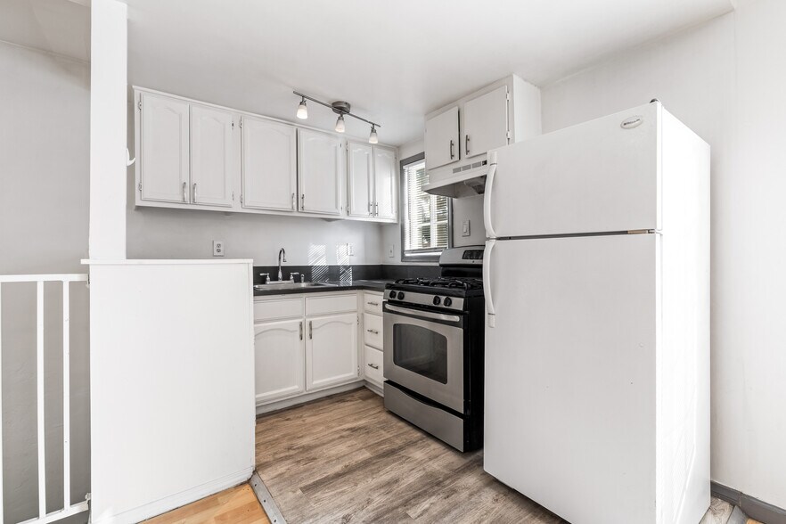 Building Photo - 1339 S Sycamore Ave