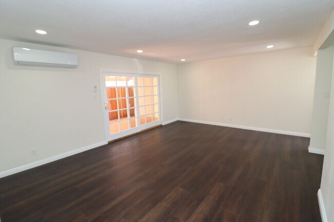 Building Photo - 468 N Cypress St