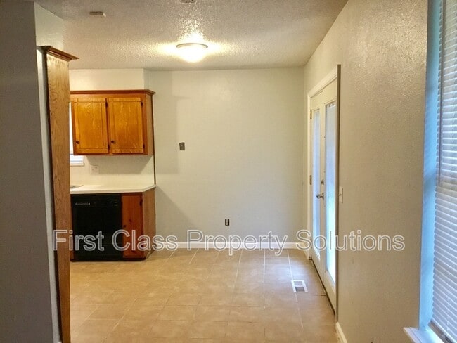 Building Photo - 9725 NE 2nd St