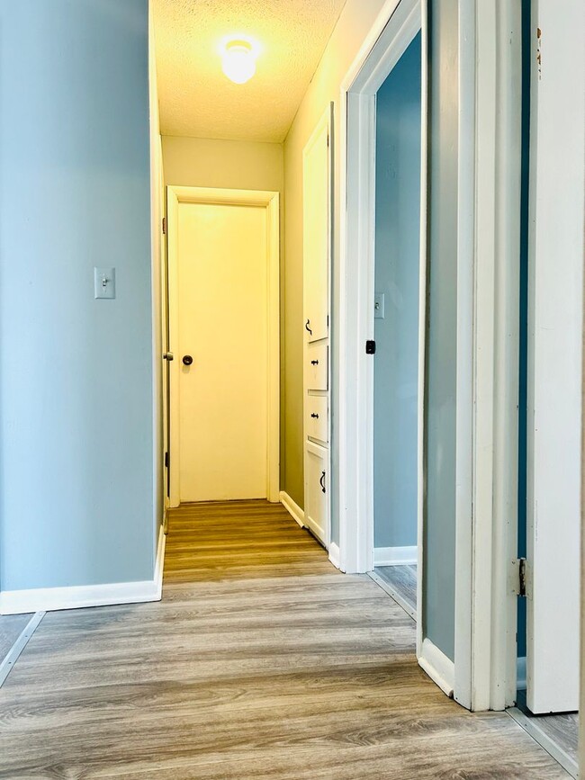 Building Photo - Adorable Duplex