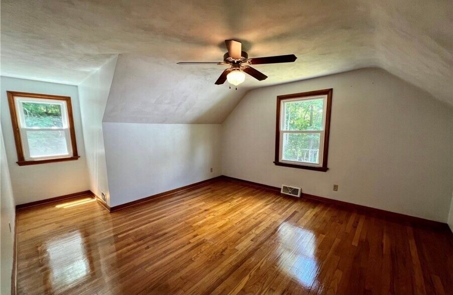 Building Photo - 4 Pinecrest Dr