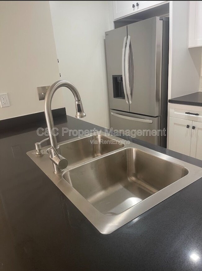 Building Photo - 2061 S Magnolia Ave