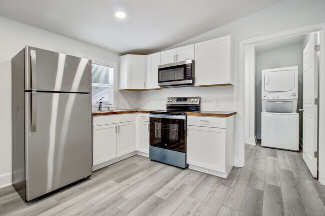 Building Photo - 816 E Estates Blvd