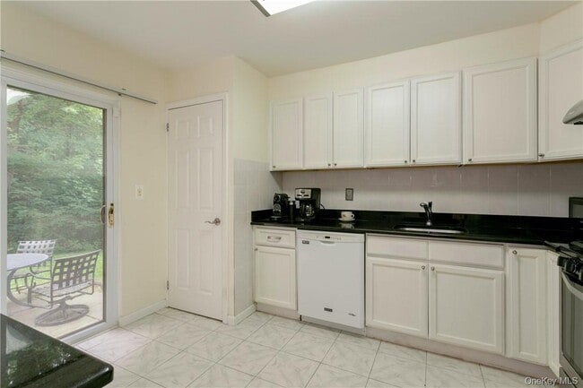 Building Photo - 118 Stone Bridge Square