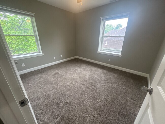 Building Photo - 453 S Main Ave