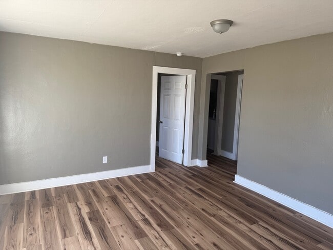 Building Photo - 1533 N Sunrise Dr