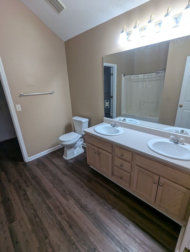 Building Photo - Nice 2 bedroom 2 Bath Villa Available NOW