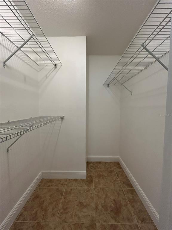 Building Photo - 220 Riverbend Dr