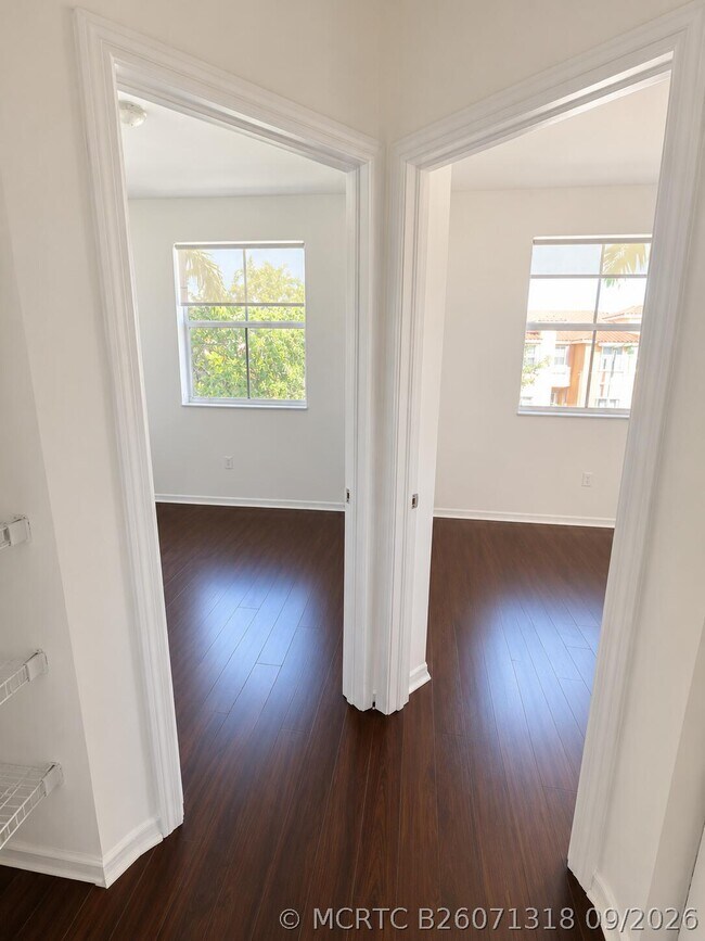 Building Photo - 906 SW 143rd Ave