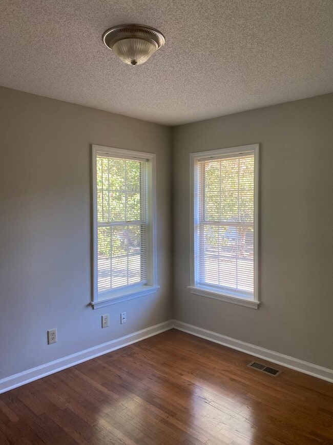 Building Photo - Beautiful 4 Bedroom, 2 Bath House Convenie...
