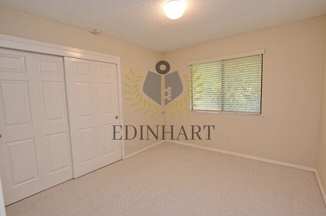 Building Photo - 6447 N Vagedes Ave