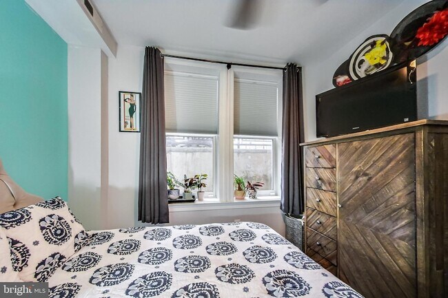 Building Photo - 819 D St NE