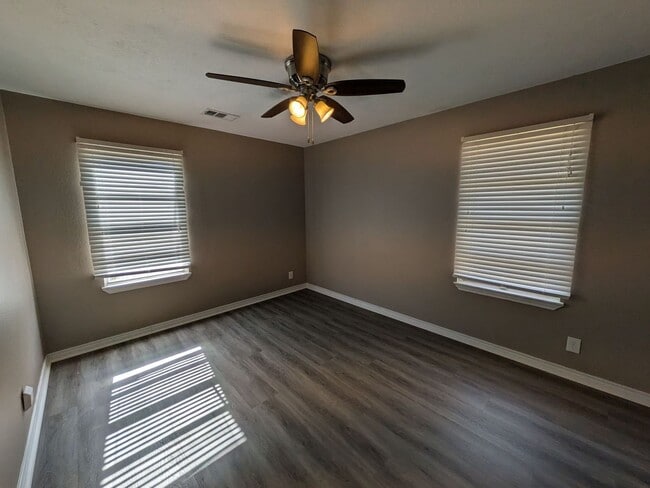 Building Photo - 1901 W Wildwood Ave