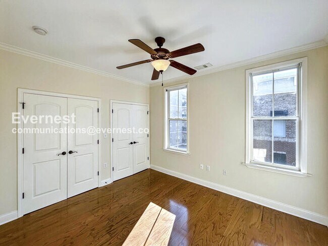 Building Photo - 2 Bed/4 Bath Condo with Detached Garage / Pet-Friendly / Available Now!