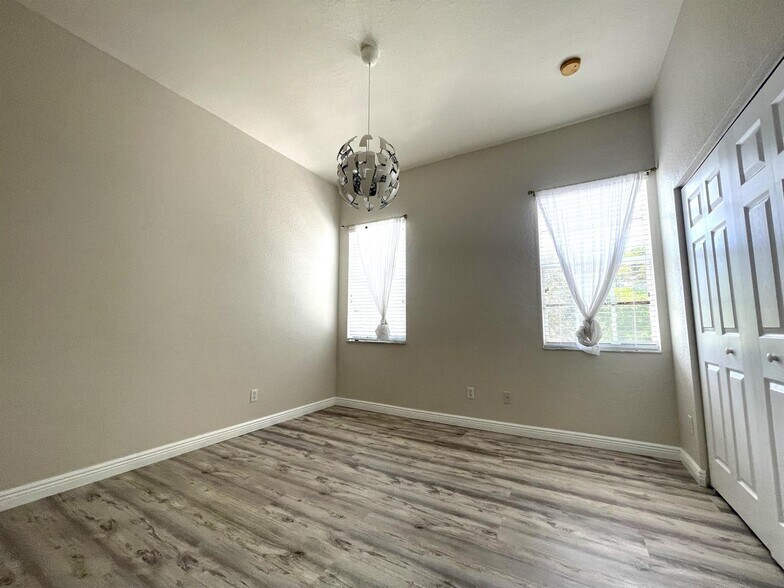 Building Photo - 4871 Bonsai Cir