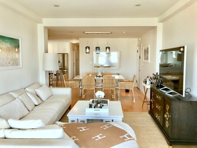 Building Photo - 1990 Green St