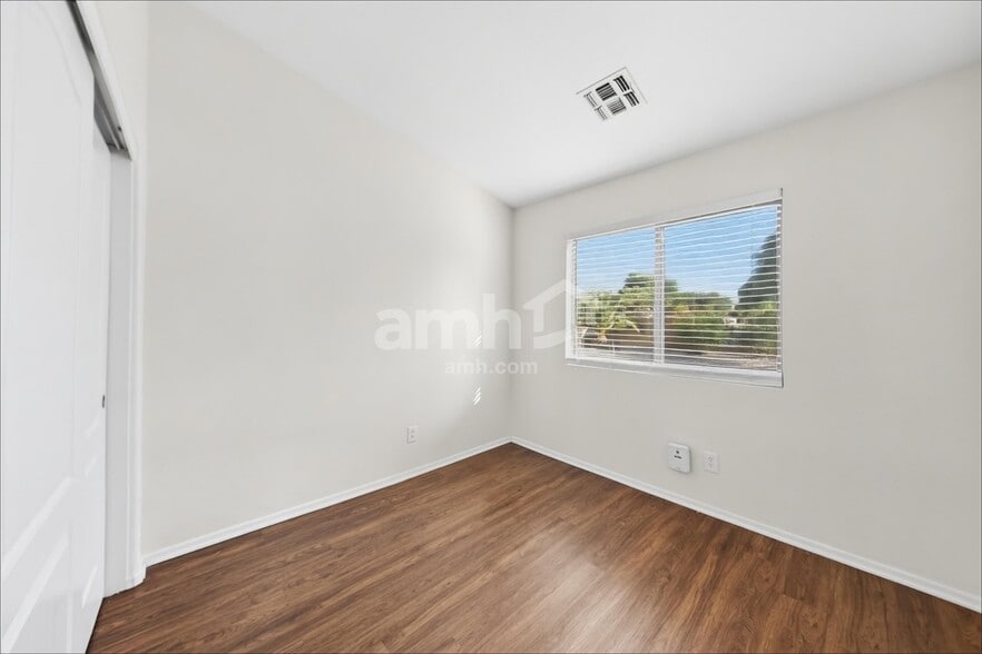 Building Photo - 30300 N Royal Oak Way
