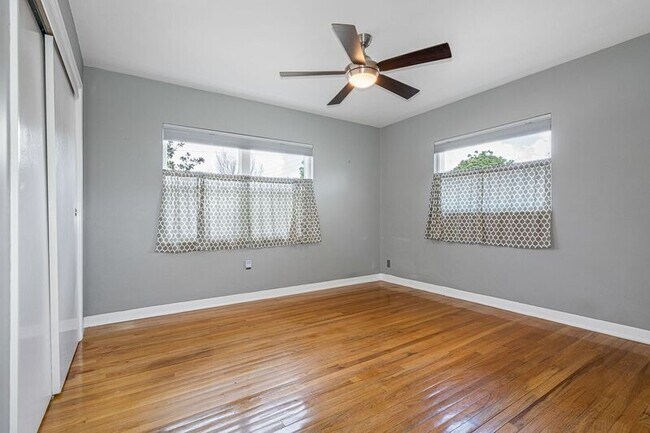 Building Photo - 5600 Tangerine Ave S