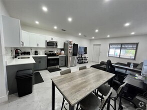 Building Photo - 2 bedroom in Miami FL 33150