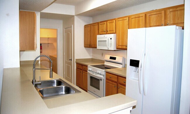 Building Photo - 3 Bedroom with Water View - Villanova at H...