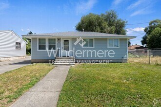 Building Photo - Welcome to this charming 3-bedroom, 1-bath...