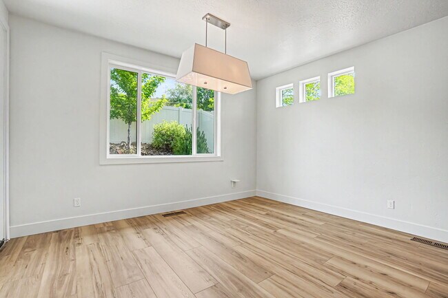 Building Photo - 6120 N Hacienda Ave