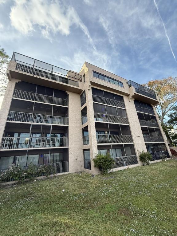 Building Photo - 1540 Riverside Dr