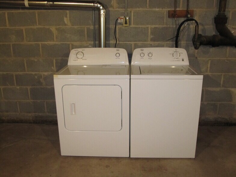 Building Photo - 16 Cherry St