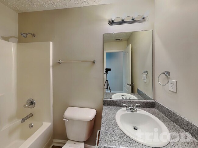 Building Photo - 1005 Ulster Ct