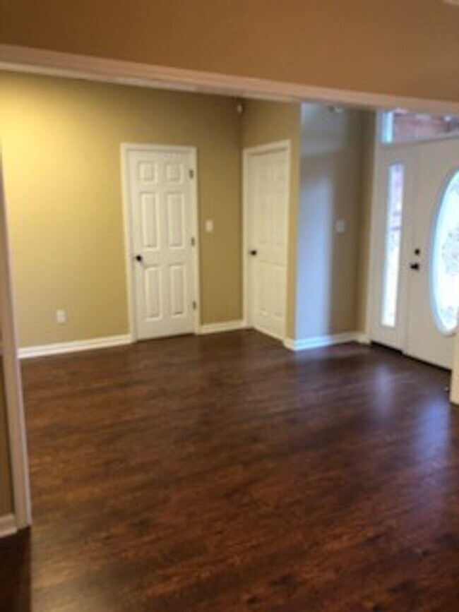 Building Photo - Renovated 4 Bedroom 2.5 Bath Home for Rent!
