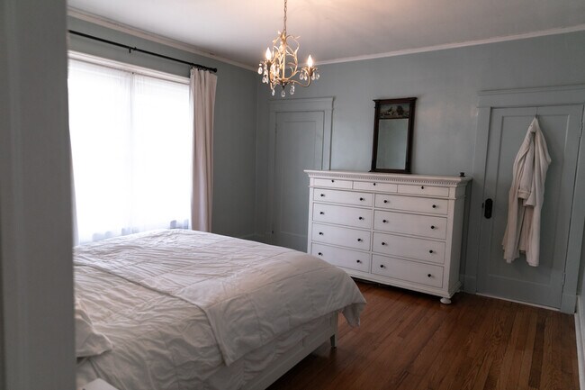 Building Photo - 881 Chester Rd