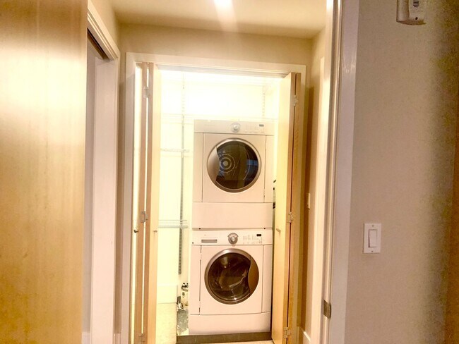 Building Photo - Spacious Centrally Located 1 bed + Den/ 1....