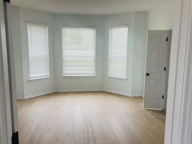 Building Photo - 4500 Modena Bay Bend