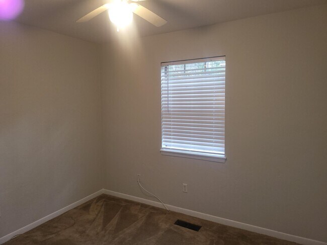 Building Photo - 1540 Pine View Dr