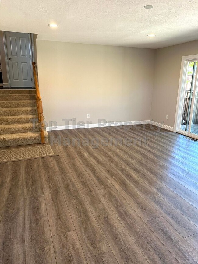 Building Photo - Spacious 4 Bed / 2.5 Bath / 2,106 Sqft Mar...